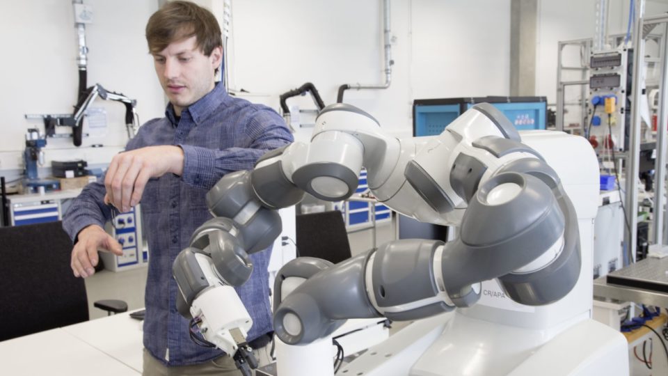 Artificial intelligence: Germans see no reason to fear robot coworkers
